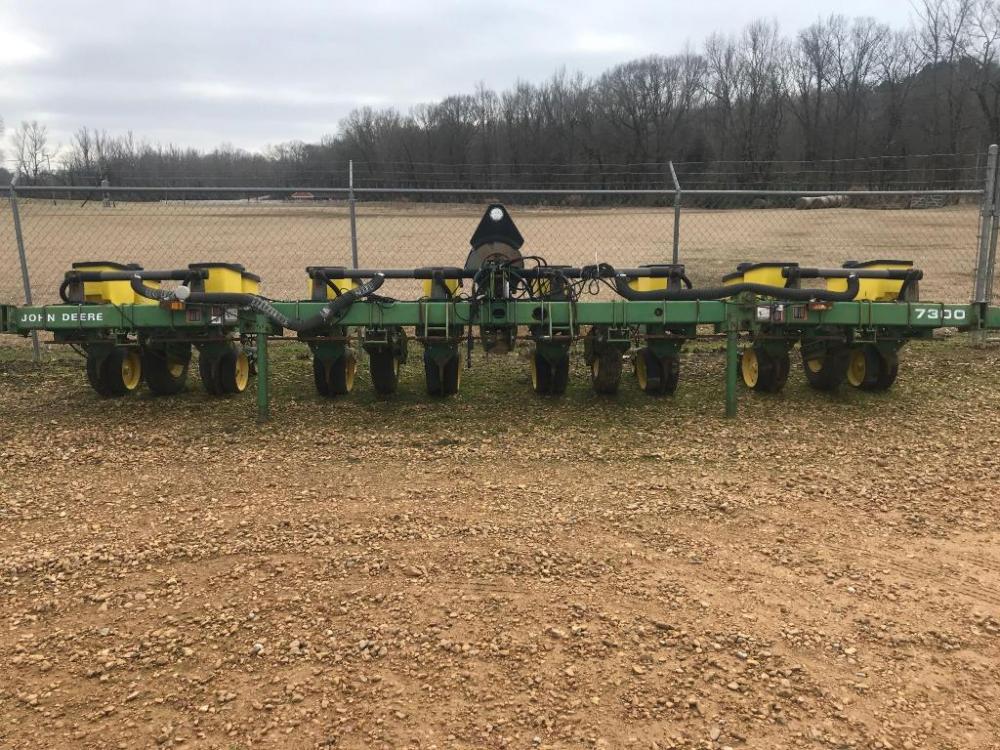 John Deere 7300 Vacuum 8 Row Planter